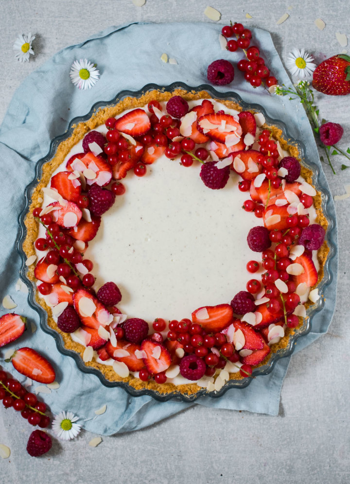 Proljetni tart s jagodama i slatkim vrhnjem