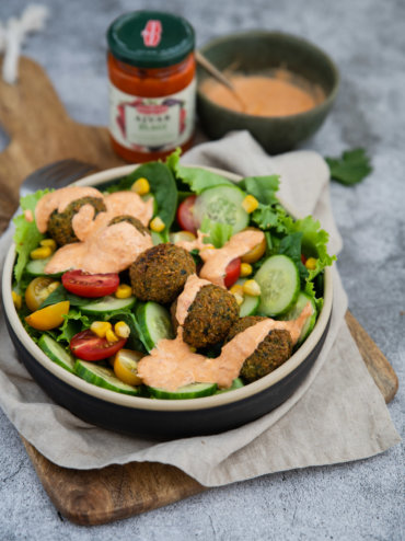 [Video] Salata s falafelom i preljevom od ajvara