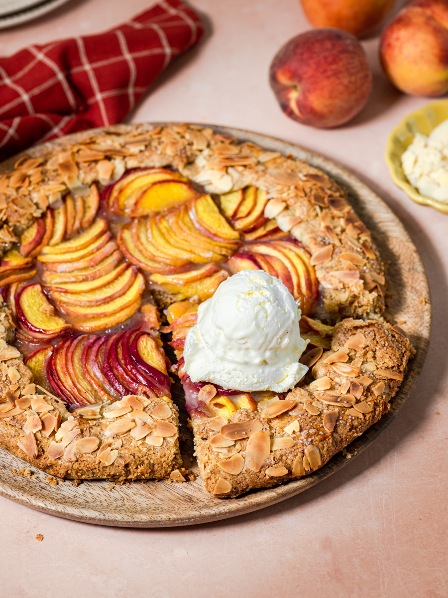 Galette s breskvama i bademima