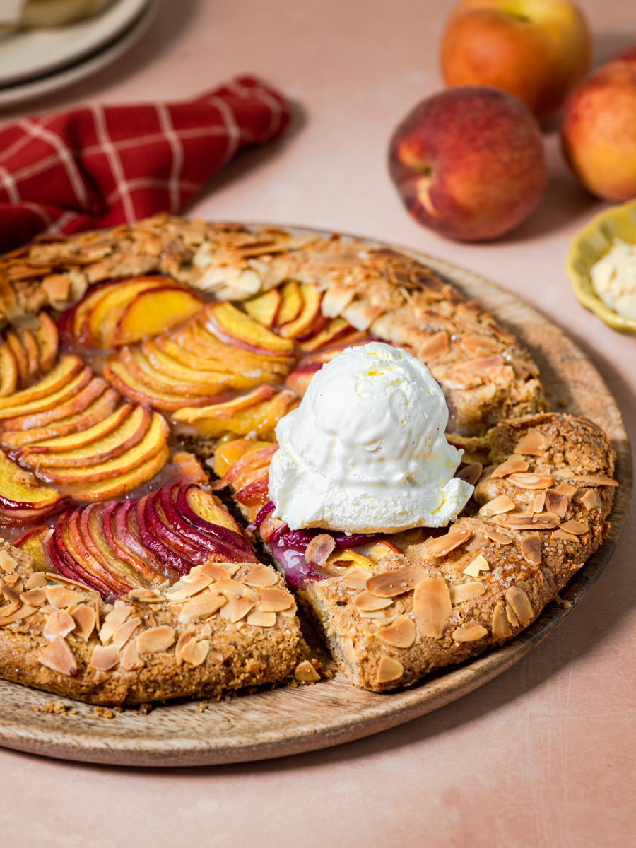 Galette s breskvama i bademima